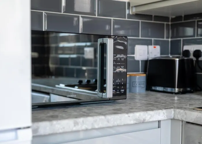Elmcroft Apartment - 10 Mins Walk To Woking Town Centre