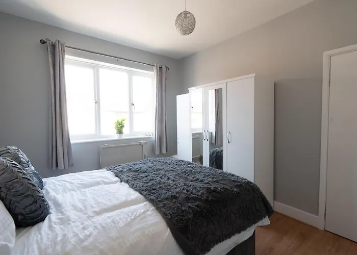 Elmcroft Apartment - 10 Mins Walk To Woking Town Centre