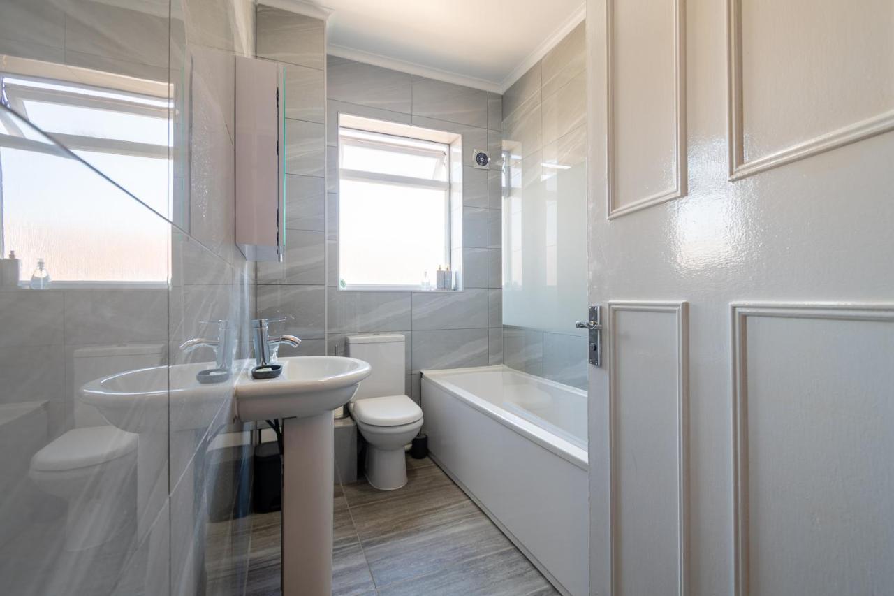 Elmcroft - 10 Mins Walk To Town Centre * Woking