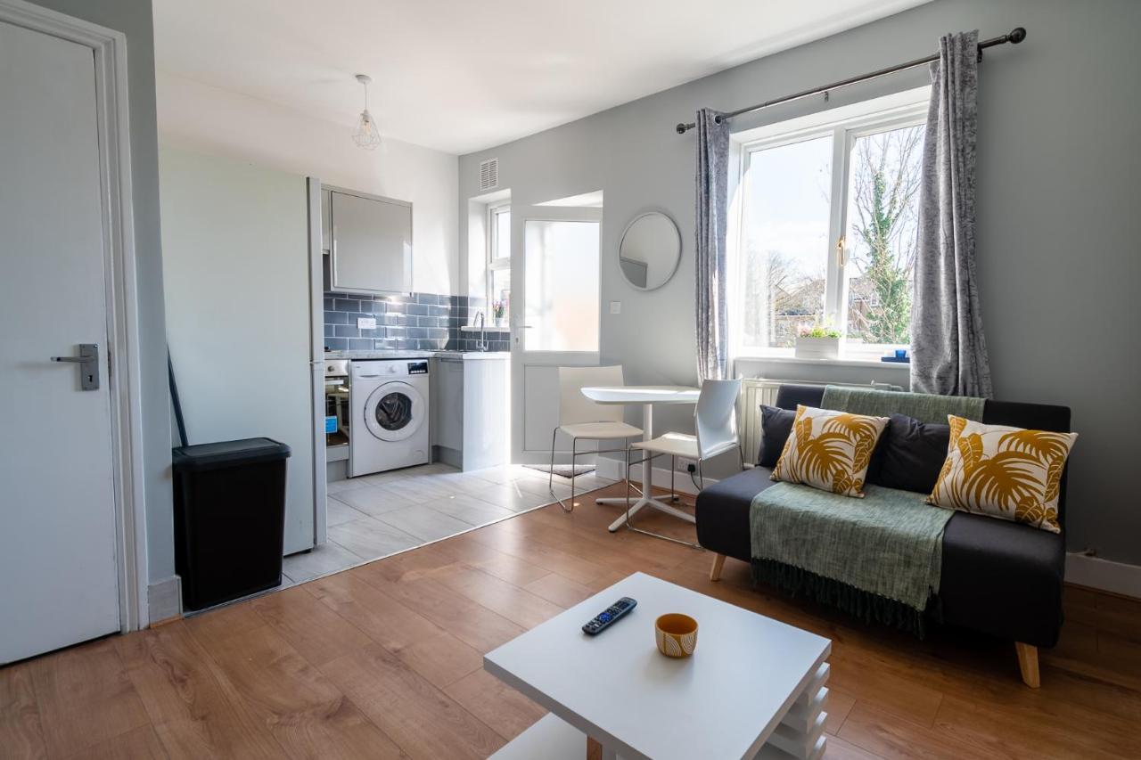 Apartment Elmcroft - 10 Mins Walk To Town Centre