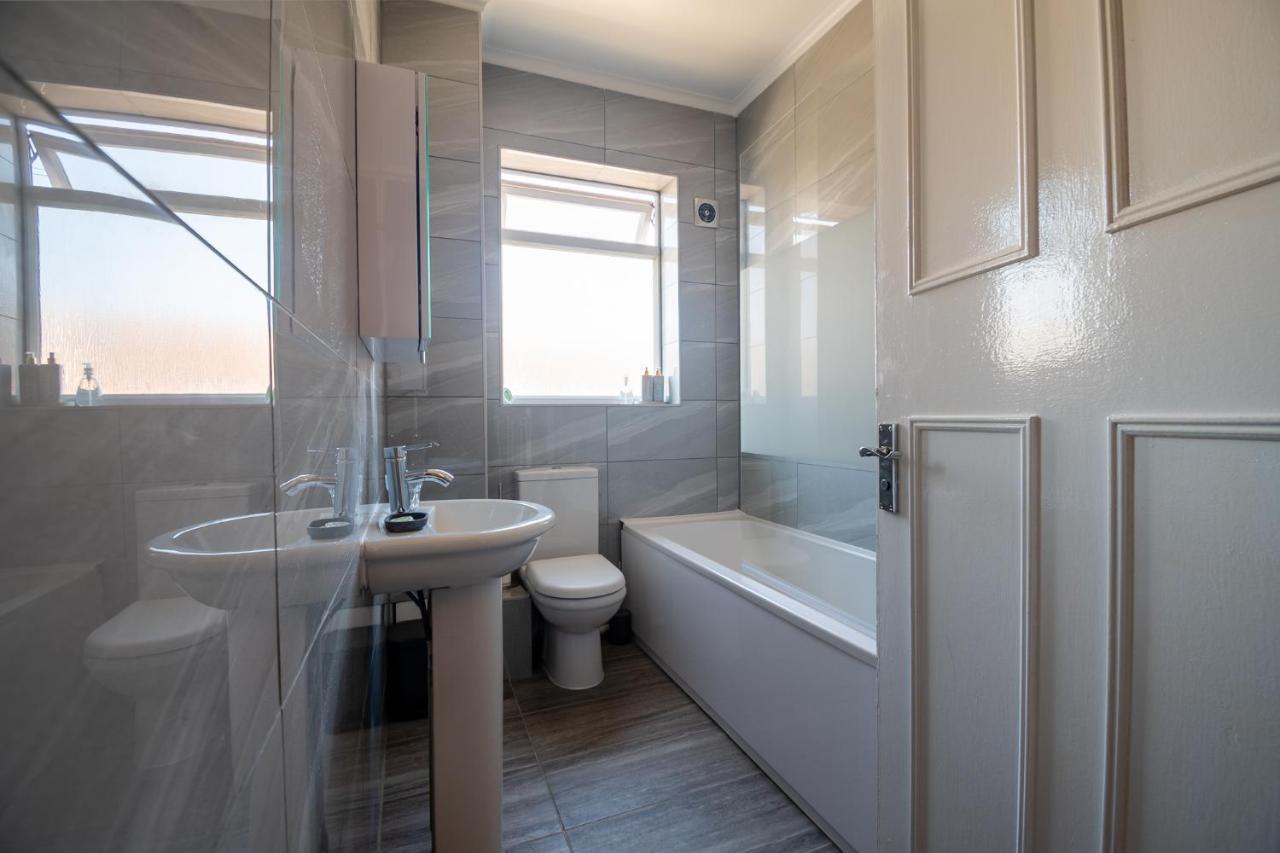 Elmcroft - 10 Mins Walk To Town Centre Apartment *